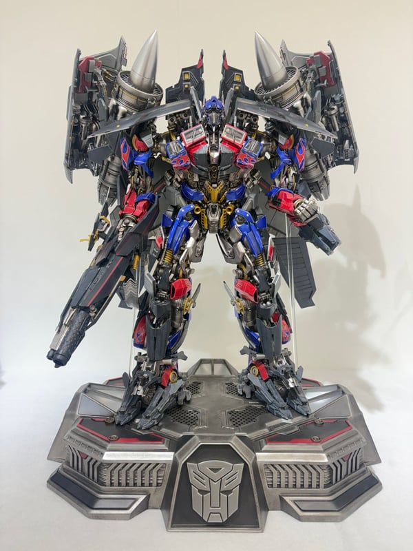 Prime 1 Studio high-end statue on display at the Yurakucho Marui Store